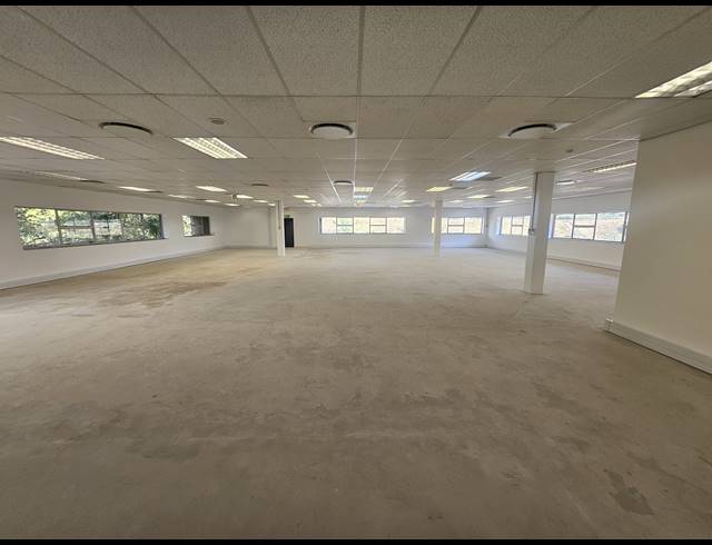 4,730M² OFFICE FOR SALE IN LONGMEADOW